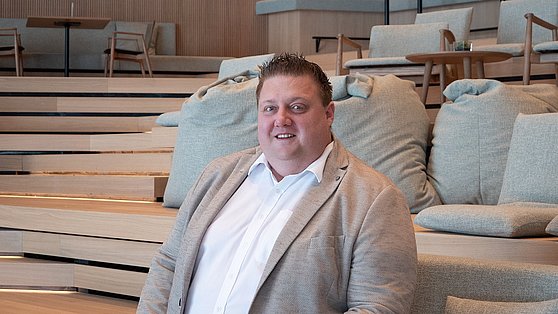 Foto Oberösterreich Tourismus GmbH/Peter Zeitlhofer: Dominik Schwarzenberger, Direktor des Design Hotels Loxone Campus in Kollerschlag im Mühlviertel.