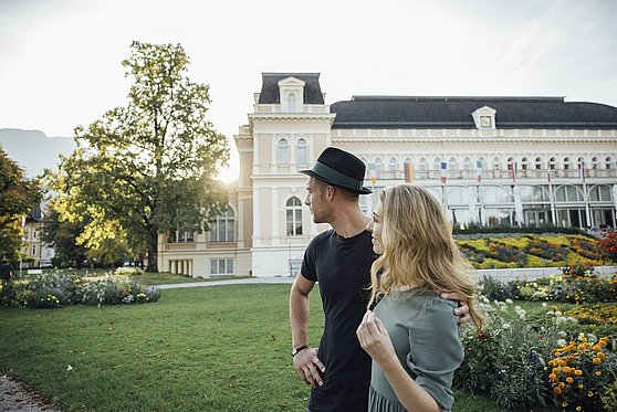 Foto Oberösterreich Tourismus/Bad Ischl/Tom Son: Sightseeing im Park des Theater u. Kongresshauses Bad Ischl im Salzkammergut.