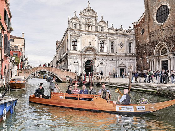 Foto ÖW/Martin Stöbich: Das Platten-Taxi aus dem Salzkammergut unterwegs auf dem Canal Grande in Venedig anlässlich des Pre-Openings der 60. Biennale di Venezia.