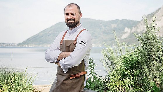 Foto: www.traunseehotels: Spitzenkoch Lukas Nagl im Kräutergarten vom Restaurant Bootshaus in Traunkirchen