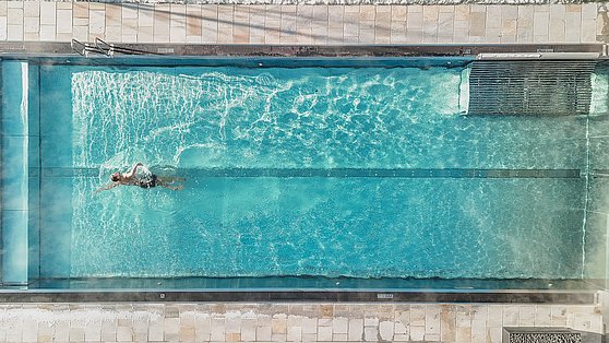 Foto wealthyadventure: Schwimmen im Aktivbecken im Sky Spa des Impulshotels FREIGOLD in Freistadt im Mühlviertel.